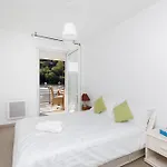 Апартаменты Lovely 2 Bedroom With Pool Валлорис